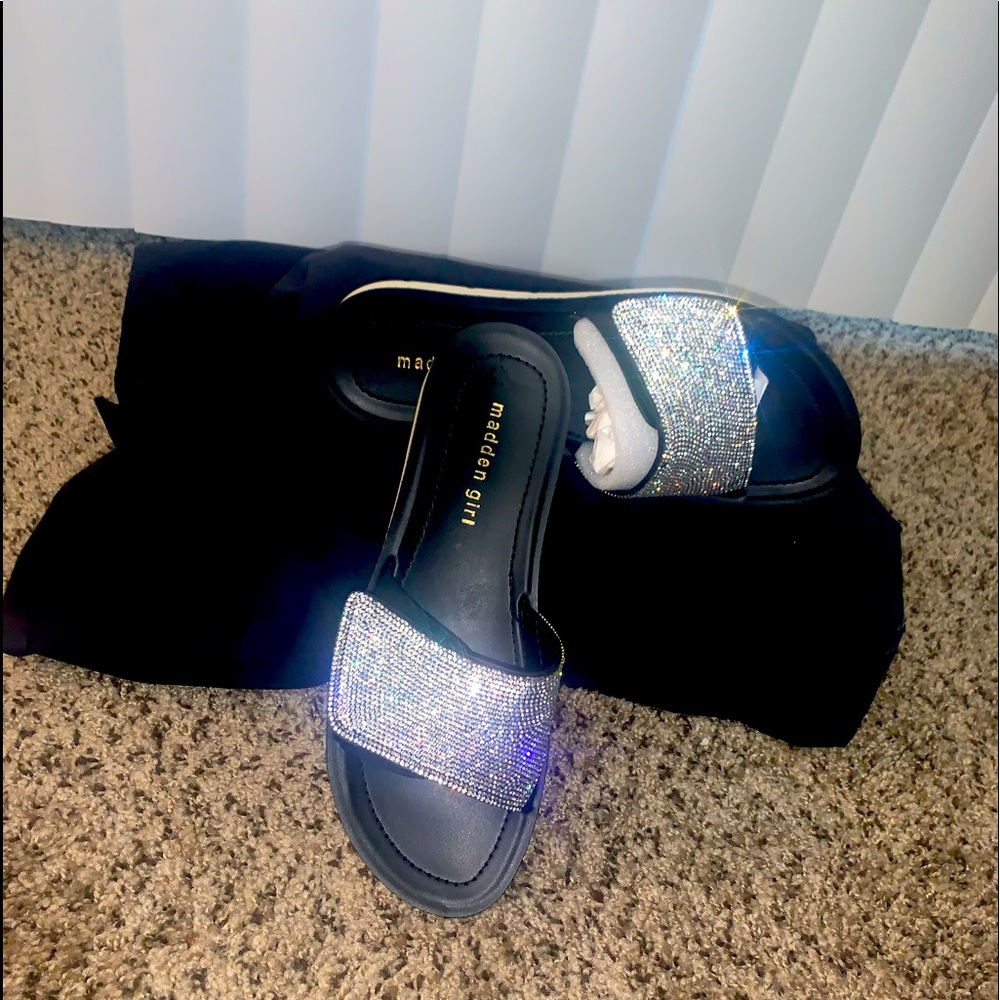 Blinded  out Steve Madden flats!!